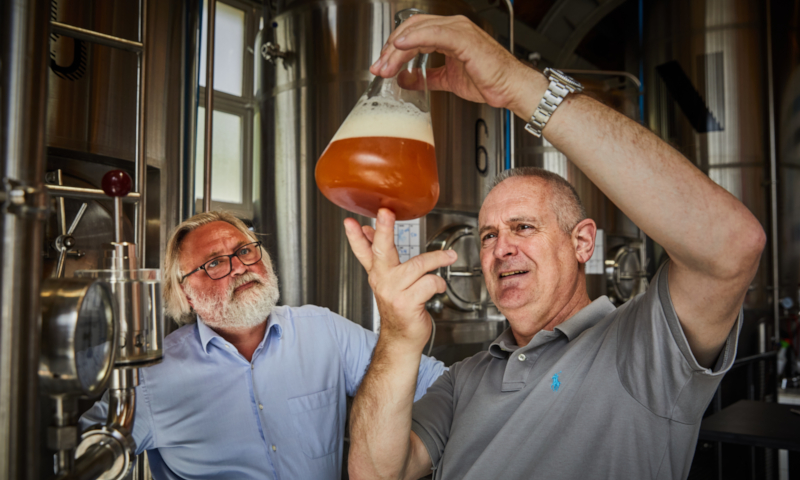 Willem van Waesberghe van Heineken en Peter Rouwen van Brouwerij Noordt in de brouwerij
